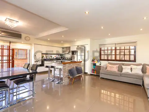 Hermosa casa 4 amb, cochera y jardin - Permuta