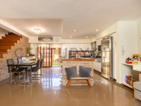 Hermosa casa 4 amb, cochera y jardin - Permuta