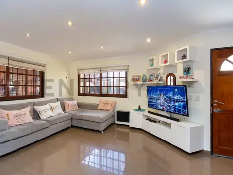 Casa 4 ambientes con 2 baños