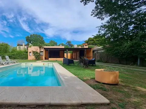 VENTA - CASA DE 2 DORMITORIOS CON PISCINA Y GALERIA - FUNES