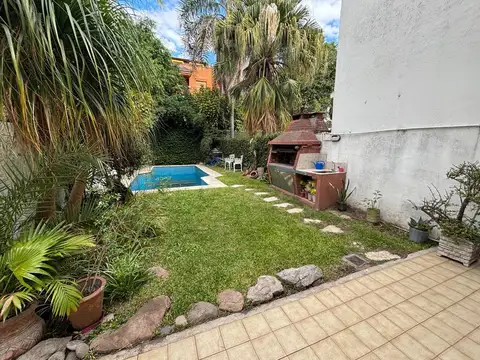 Casa tipo duplex con jardín y piscina. Martínez.