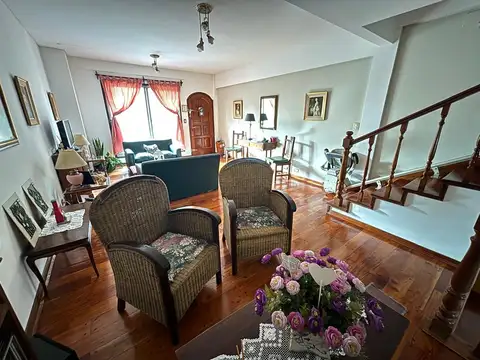 Casa 5 ambientes con 4 baños