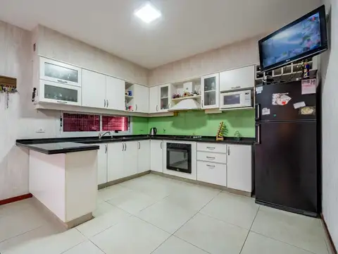 Casa 8 ambientes con 3 baños