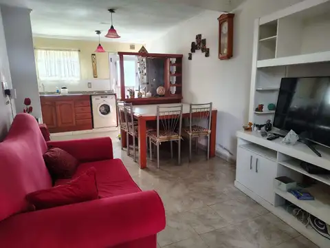Casa 4 ambientes con 2 baños