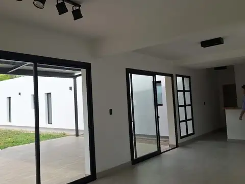 Casa 4 ambientes con 2 baños