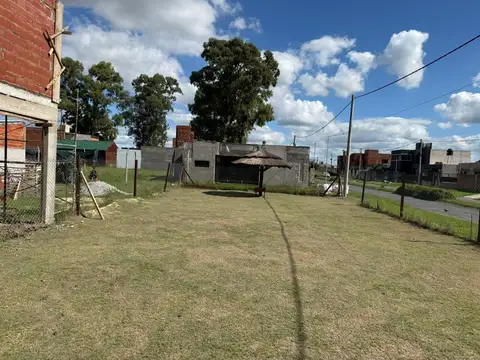 Venta Terreno cercado con construcción empezada en EcoPueblo, Alvear