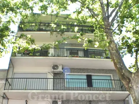 Departamento 5 Amb. con Dependencia de Servicio y Balcón