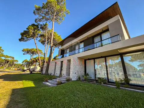 CASA EN VENTA EN BARRIO PRIVADO - PIONEROS PINAMAR - 6 AMB. CON PILETA