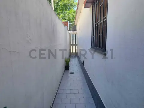 Casa 7 ambientes con 1 baño