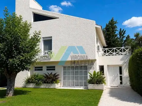 Casa con pileta en Campo Chico Country Club