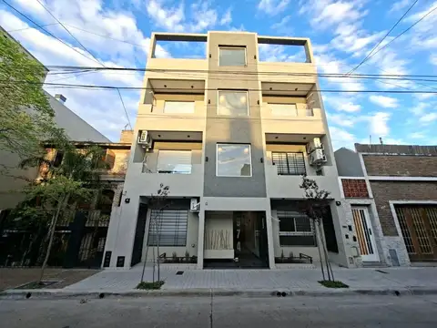 Depto. de 2 amb. con patio al frente en Liniers