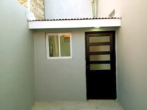 DEPARTAMENTO 3 AMBIENTES TIPO CASA CON PATIO Y SIN EXPENSAS - RECICLADO A NUEVO. TOTAL 100 M2.