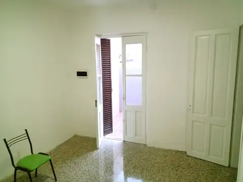 DEPARTAMENTO 3 AMBIENTES TIPO CASA CON PATIO Y SIN EXPENSAS - RECICLADO A NUEVO. TOTAL 100 M2.