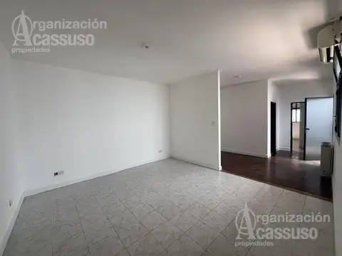 Casa en Alquiler con 3 cocheras