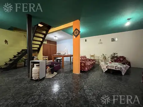 Venta de casa de 7 ambientes con cochera en Ingeniero Maschwitz