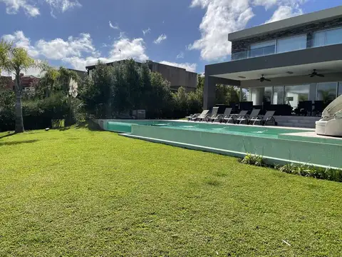 Casa en Venta en Albanueva, USD 1.995.000