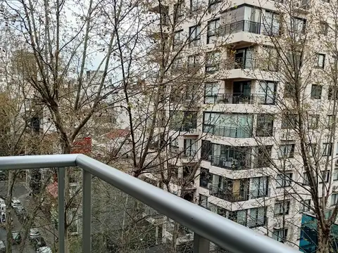 Monoambiente al frente con balcón. Todo eléctrico. Edificio con laundry. Apto profesional.