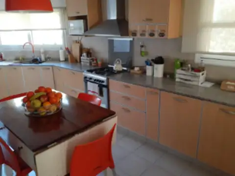 Casa 5 ambientes con 4 baños