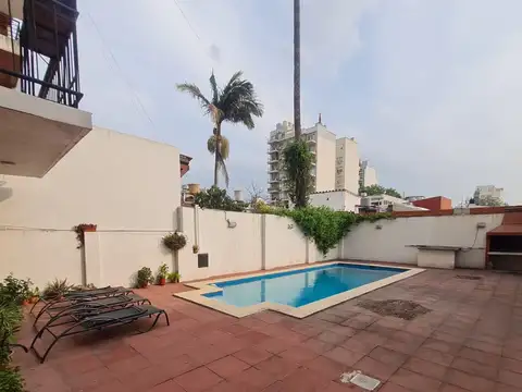 Departamento 3 ambientes frente en duplex con balcon, toilette, baño y cochera.