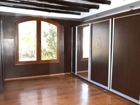 Casa en Alquiler con 3 cocheras