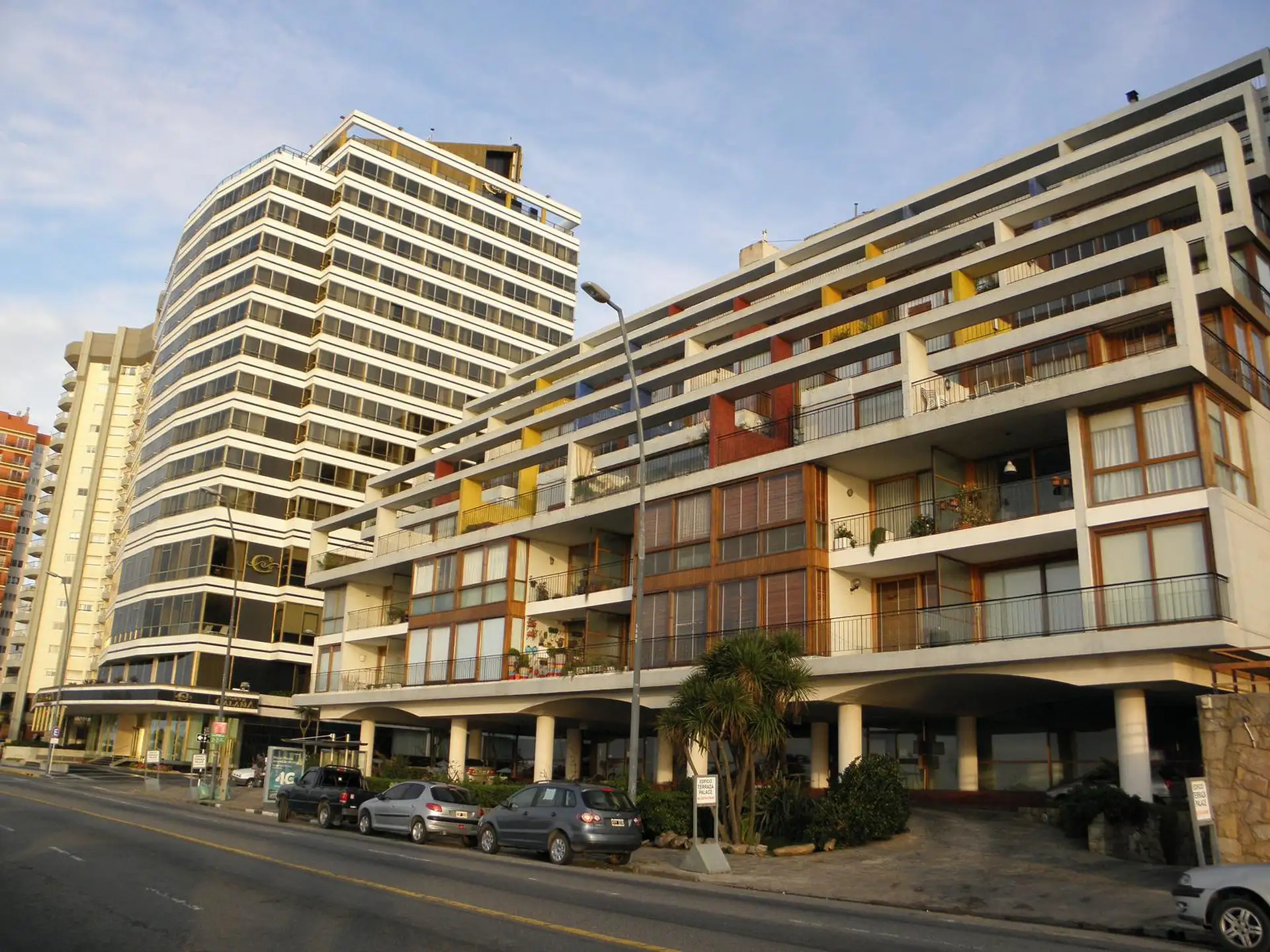 Importante Triplex en emblemático edificio, frente a las escalinatas de playa grande