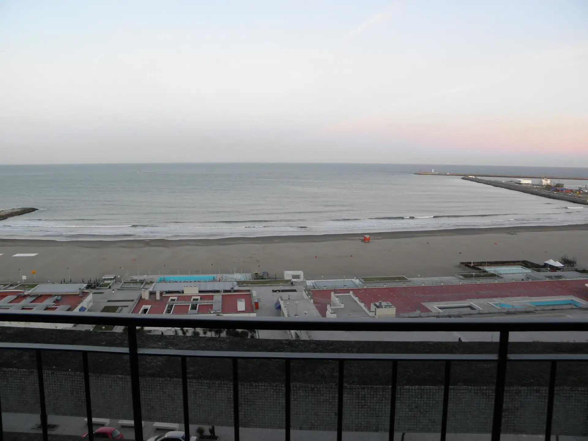 Importante Triplex en emblemático edificio, frente a las escalinatas de playa grande