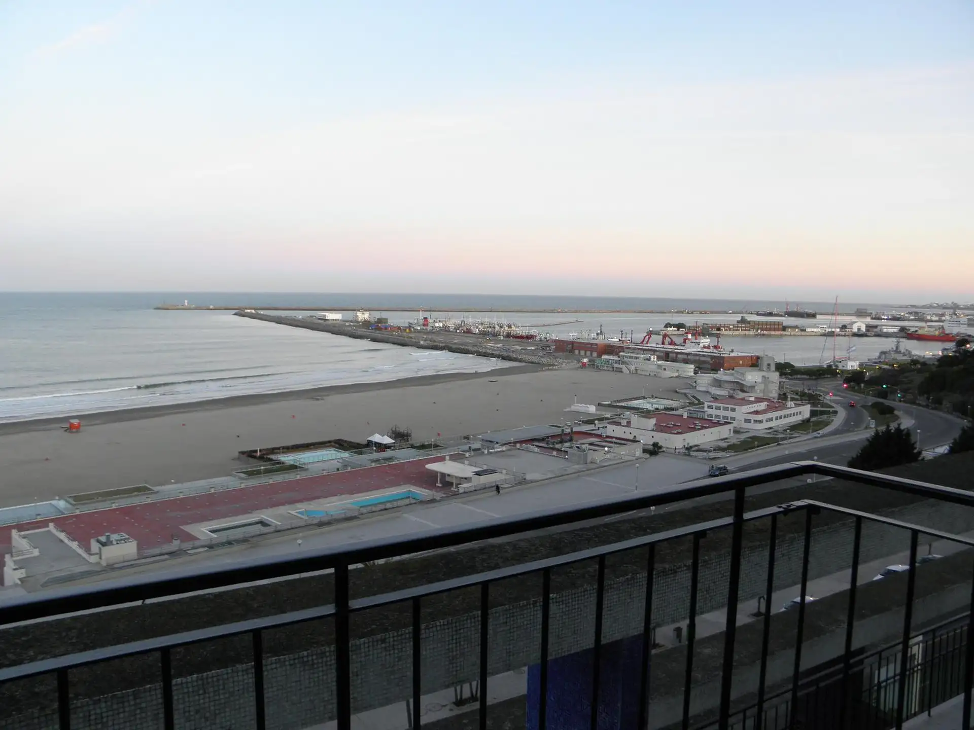 Importante Triplex en emblemático edificio, frente a las escalinatas de playa grande