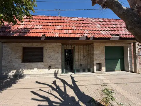 Casa de 2 dormitorios con cochera en venta en La Plata sobre Calle 119 [Cod: 2852-459]