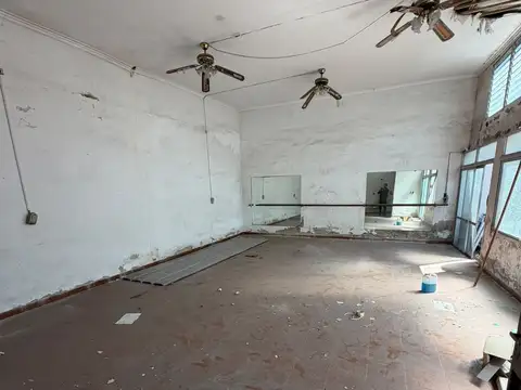 Casa de 2 dormitorios con cochera en venta en La Plata sobre Calle 119 [Cod: 2852-459]