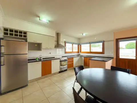 EN VENTA CASA DE 3 DORMITORIOS - TANDIL