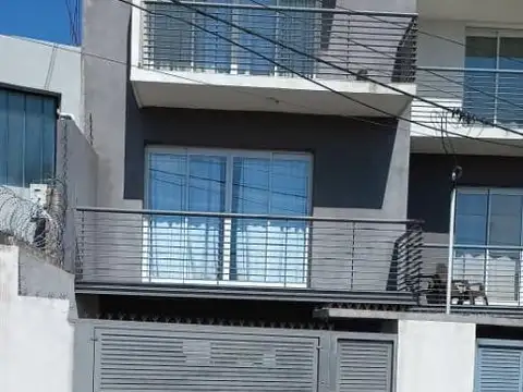 EN VENTA  TRIPLEX EN EL INGRESO AL THOMPSON.