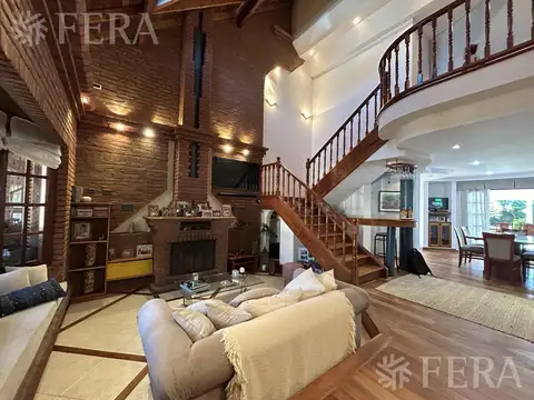 Venta de Casa 5 ambientes con cochera y jardín en Villa Dominico