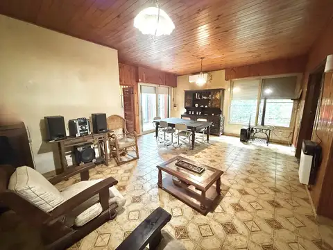 Casa en Venta de 4 Ambientes con Cochera y Patio en Quilmes