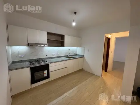 Venta Casa en Liniers 5 ambs garaje, patio, parrilla suite ! Refaccionada excelente.