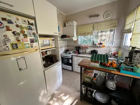 Casa 7 ambientes con 2 baños