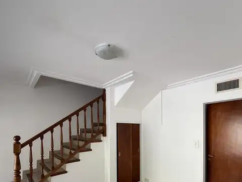 Casa en Alquiler con 3 cocheras