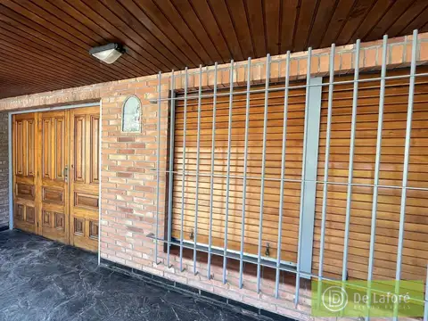 Casa en Alquiler con 3 cocheras