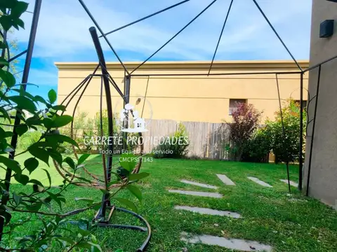 Casa en venta 4 amb. y escritorio. Cochera. Lote Central. Barrio San Ramiro. 100