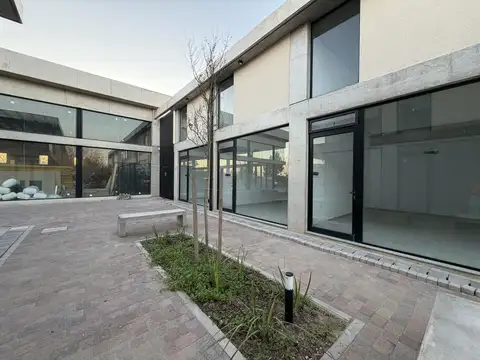 Local en complejo comercial Las Calandrias 