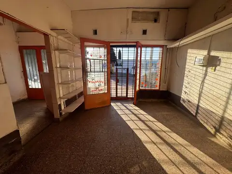 Oportunidad en venta local más vivienda  sobre Avenida 44
