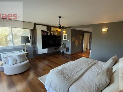 Casa 8 ambientes con 4 baños
