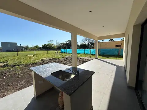 BARRIO SANTA ELISA, VENTA CASA 4 AMBIENTES A ESTRENAR .