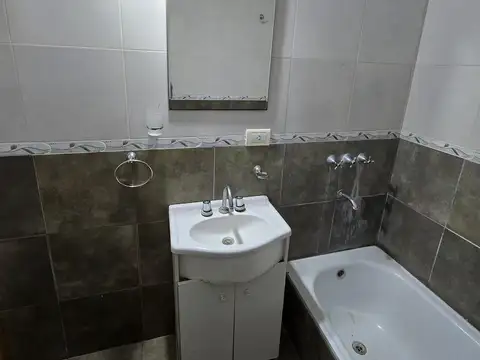 Departamento 2 ambientes en planta baja con espacio de cochera en Sarmiento (San Miguel)