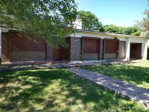 SE VENDE CASA 2 DORM, PATIO, COCHERA, 4 CUADRAS RIO COSQUIN.