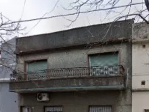 Piso Unico de 4 ambientes al frente  amplios con Terraza Propia 