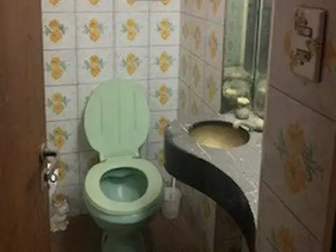 Piso Unico de 4 ambientes al frente  amplios con Terraza Propia