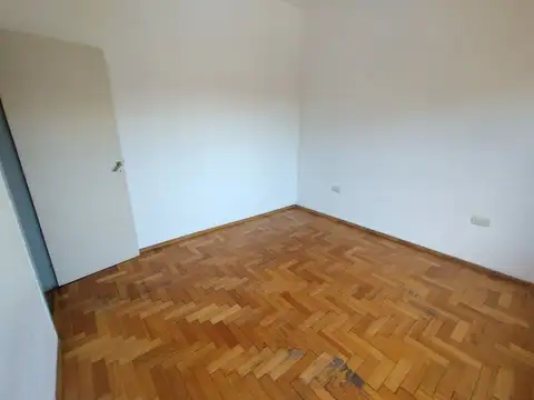 Venta PH 3 Ambientes al frente con balcón Bernal