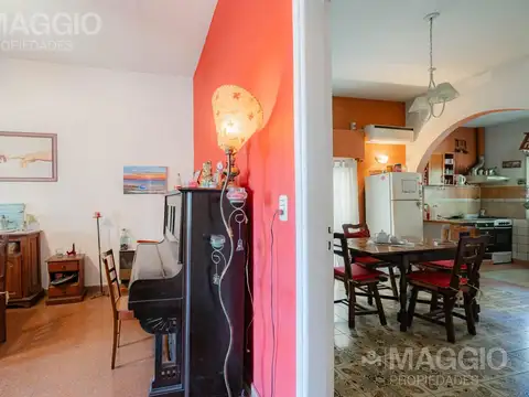 Casa 4 ambientes con 2 baños