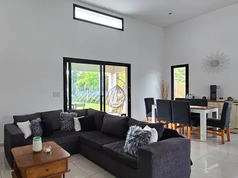 Casa 5 ambientes con 2 baños