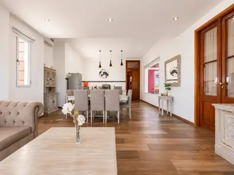 Casa en Alquiler con 2 cocheras